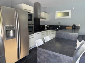 Coffee/tea maker, fridge, microwave, oven - Maison de vacances avec piscine & spa près de Montpellier (Vailhauquès)