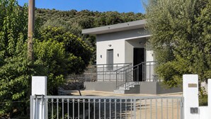 A modern two-story building with a flat roof, a front entrance, and a staircase leading to the upper floor. - Villa Mark (Glossa)