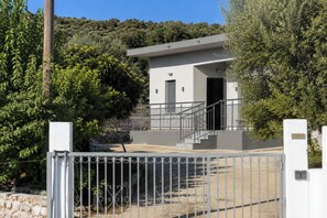 A modern two-story building with a flat roof, a front entrance, and a staircase leading to the upper floor. - Villa Mark (Glossa)