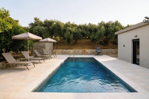 A rectangular swimming pool with a stone wall and a stone wall with a stone pattern. - Villa Mark (Glossa)
