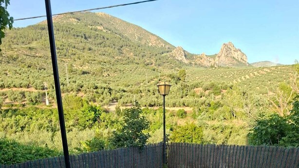 A swimming pool with a view of a mountainous landscape. - Bedmar Farmhouse (Bedmar)