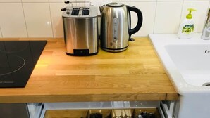 Coffee/tea maker, fridge, microwave, oven