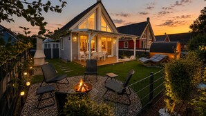 A house with a patio area, outdoor seating, and a fire pit. - Design retreat with sauna near Berlin (Wandlitz)