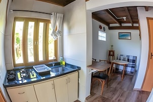 Chalé | Cozinha privada | Geladeira, cooktop, talheres/pratos/utensílios de cozinha