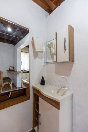 Classic Cabin, Lanai, Pool View | Bathroom | Shower, toilet paper - Chalés da Guarda do Embaú (Palhoça)