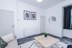 Living area - Spacious Relocation Home | 4 Bedroom | Sleeps 8 (Newton-le-Willows)