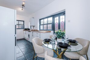 Dining - Spacious Relocation Home | 4 Bedroom | Sleeps 8 (Newton-le-Willows)
