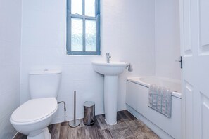 Bathroom - Spacious Relocation Home | 4 Bedroom | Sleeps 8 (Newton-le-Willows)