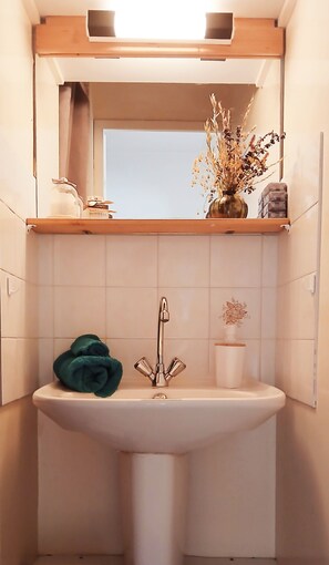 A bathroom with a sink, a mirror, and a window above the mirror. - Cocoon Alp - apartment nestled in the mountains of the Southern Alps (Gréolières)