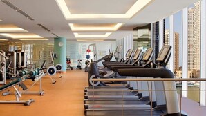Ett gym med löpband, styrketräningsmaskiner och annan träningsutrustning.