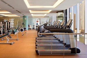 Ein Fitnessstudio mit Laufbändern, Kraftgeräten und Trainingsausstattung.