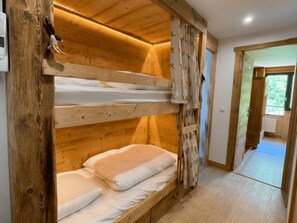 A bunk bed with a wooden frame, a small shelf, and a curtain. - Central apartment, pets allowed - 5 guests (Ch âtel)