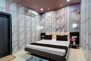 Classic Room - CollectionO by OYO Sangla Shivala Temple (Ludhiana)