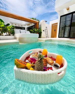 Una piscina al aire libre