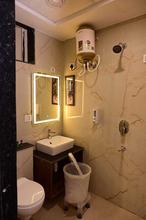 Deluxe Double or Twin Room | Bathroom | Towels, soap, shampoo, toilet paper - The Ayodhya Hotel (Ayodhya)