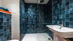 A bathroom with a shower, a sink, and a toilet. - Student Only St Andrew Street (Aberdeen)
