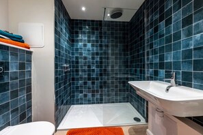 A bathroom with a shower, a sink, and a toilet. - Student Only St Andrew Street (Aberdeen)