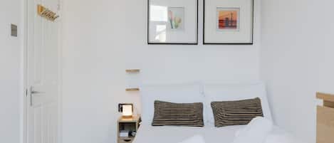 2 bedrooms, iron/ironing board, Internet, bed sheets