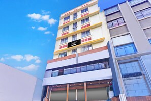 A multi-story building with a sign indicating a company service. - Super Collection O Katraj Near KK Market (Pune)
