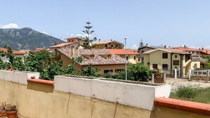 A residential area with houses, a mountain in the background, and a clear sky. - Casa Paola - Iglesias (Iglesias)