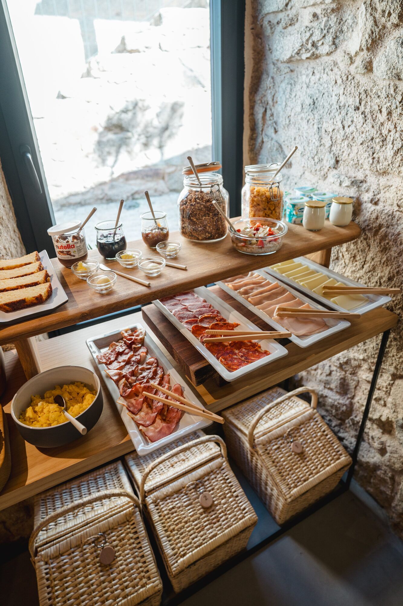 Una mesa de buffet con diversos alimentos y acompañamientos.