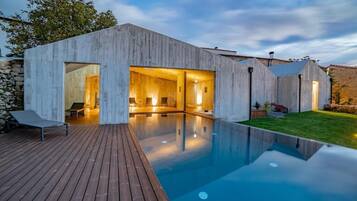 Outdoor pool, pool umbrellas, sun loungers