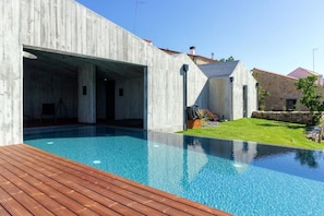 Outdoor pool, pool umbrellas, pool loungers - in Bulla (Distrito da Guarda)