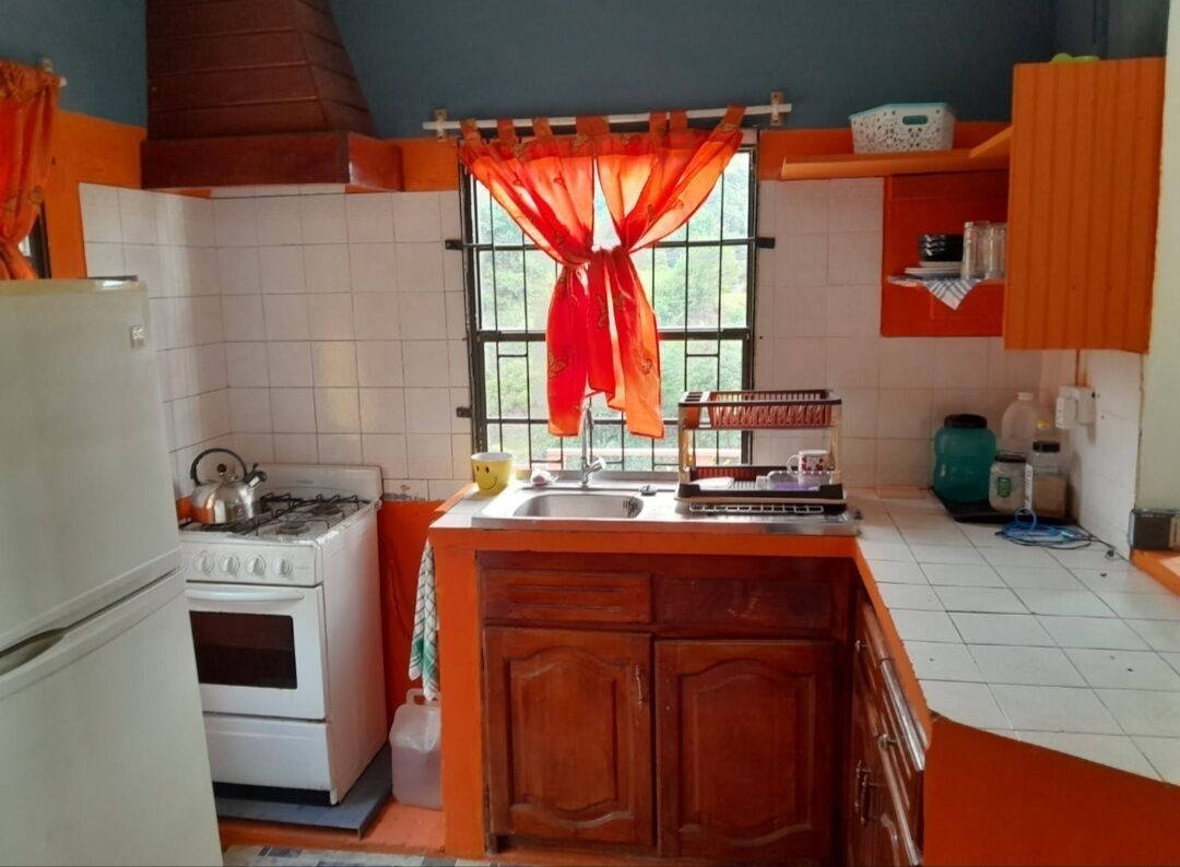 Refrigerador con freezer, microondas, horno, placa de cocina