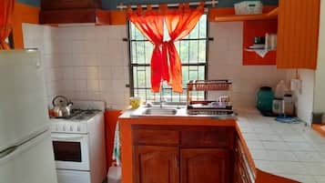 Refrigerador con freezer, microondas, horno, placa de cocina