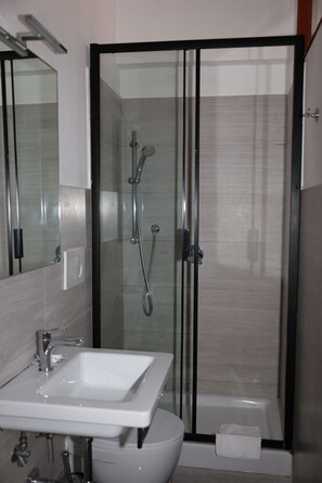 Shower, towels, soap, shampoo - KHAN SIRAJ GUESTHOUSE  (ROMA)