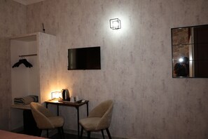 In-room safe, iron/ironing board (on request), WiFi (free) - KHAN SIRAJ GUESTHOUSE  (ROMA)
