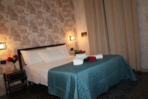 In-room safe, iron/ironing board (on request), WiFi (free) - KHAN SIRAJ GUESTHOUSE  (ROMA)