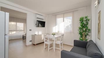 Studio tiện nghi đơn giản, 1 giường đôi và sofa giường | Khu phòng khách