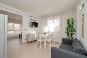 Comfort Studio, 1 Double Bed with Sofa bed | Living area - Domo Le Mura Puniche (Olbia)
