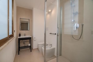 Economy Double Room, 1 Double Bed | Bathroom - Domo Le Mura Puniche (Olbia)