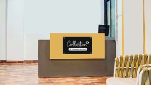 Mostrador de recepción con un cartel que indica servicio de empresa.