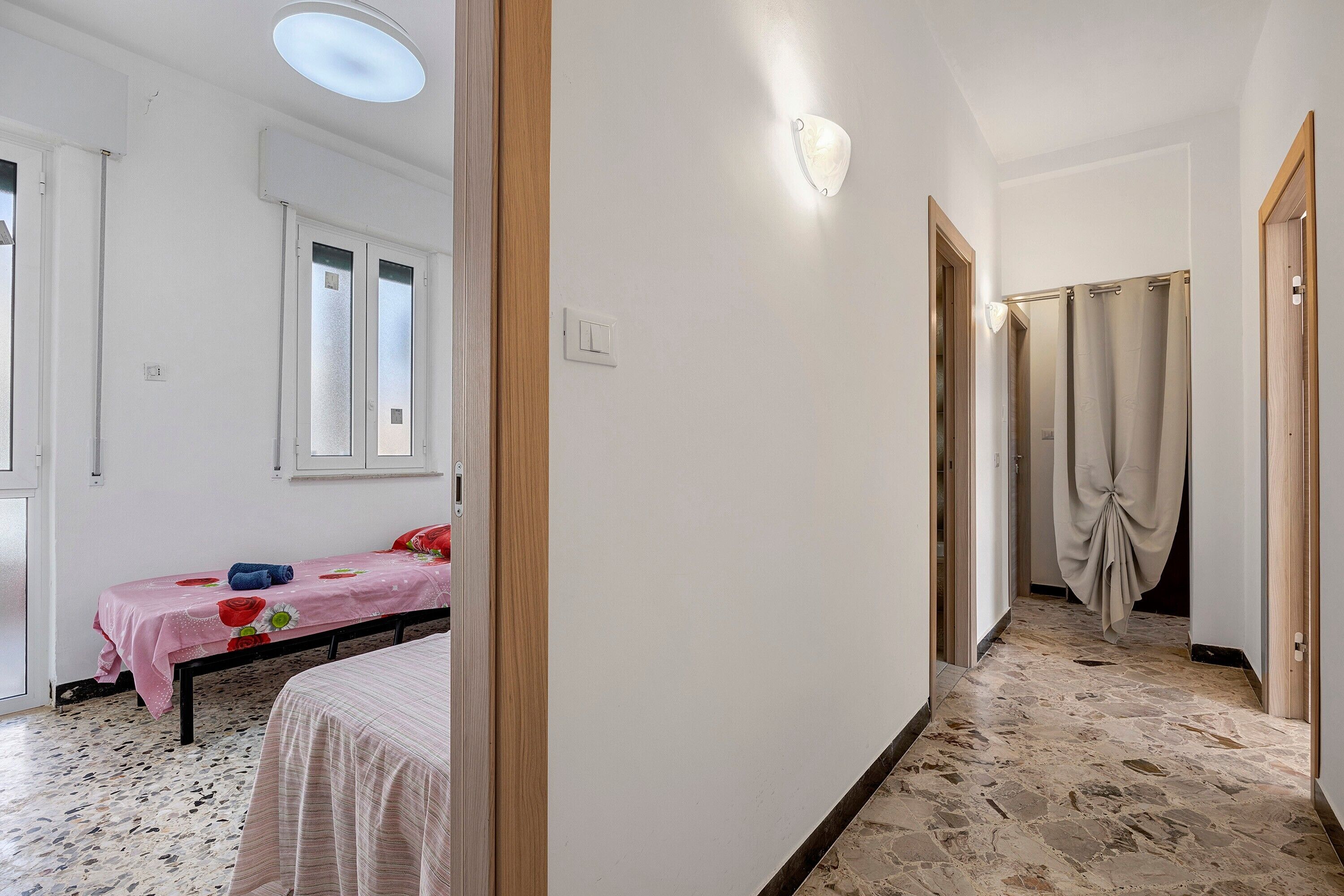 Tabla de planchar con plancha, wifi, ropa de cama