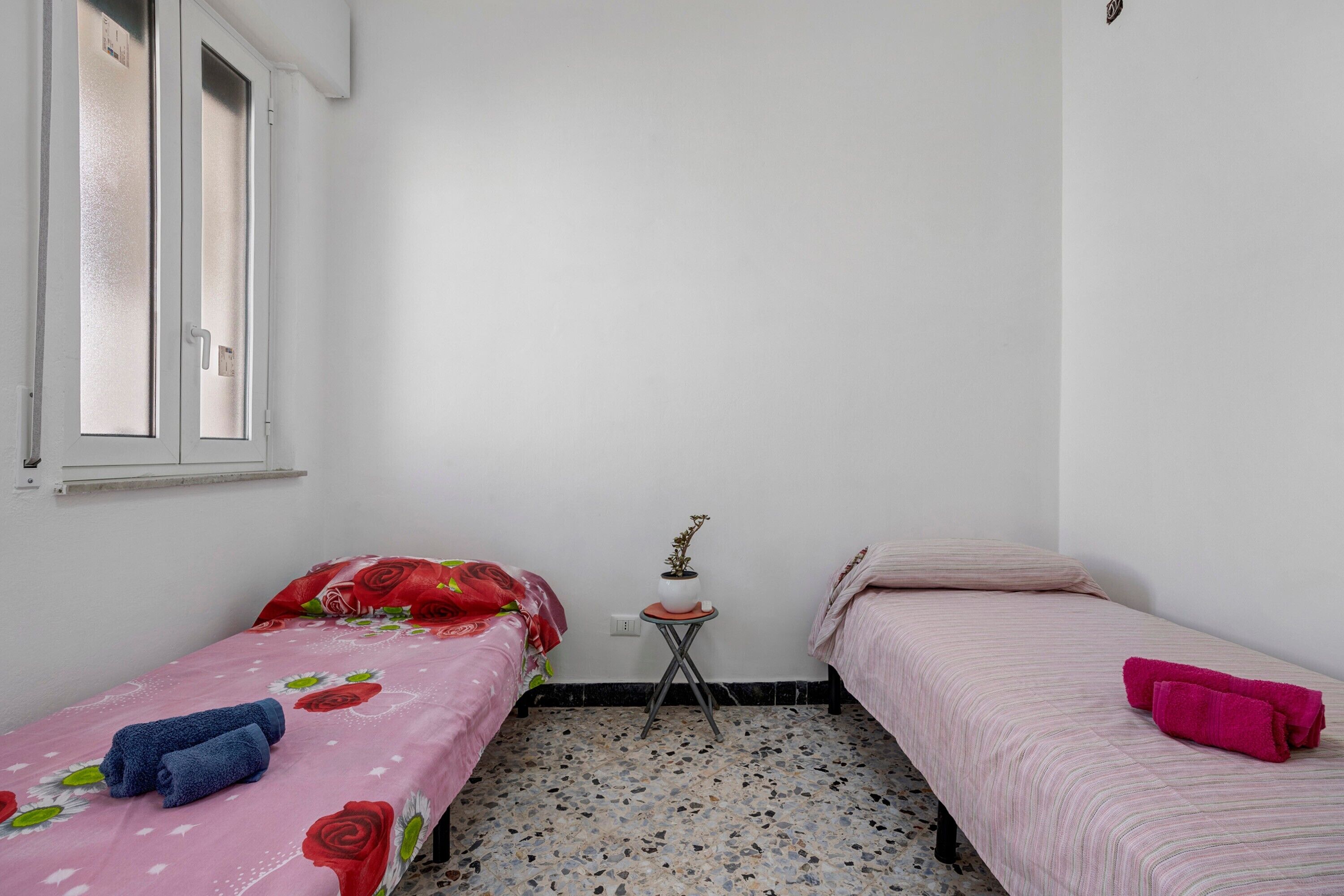 Tabla de planchar con plancha, wifi, ropa de cama
