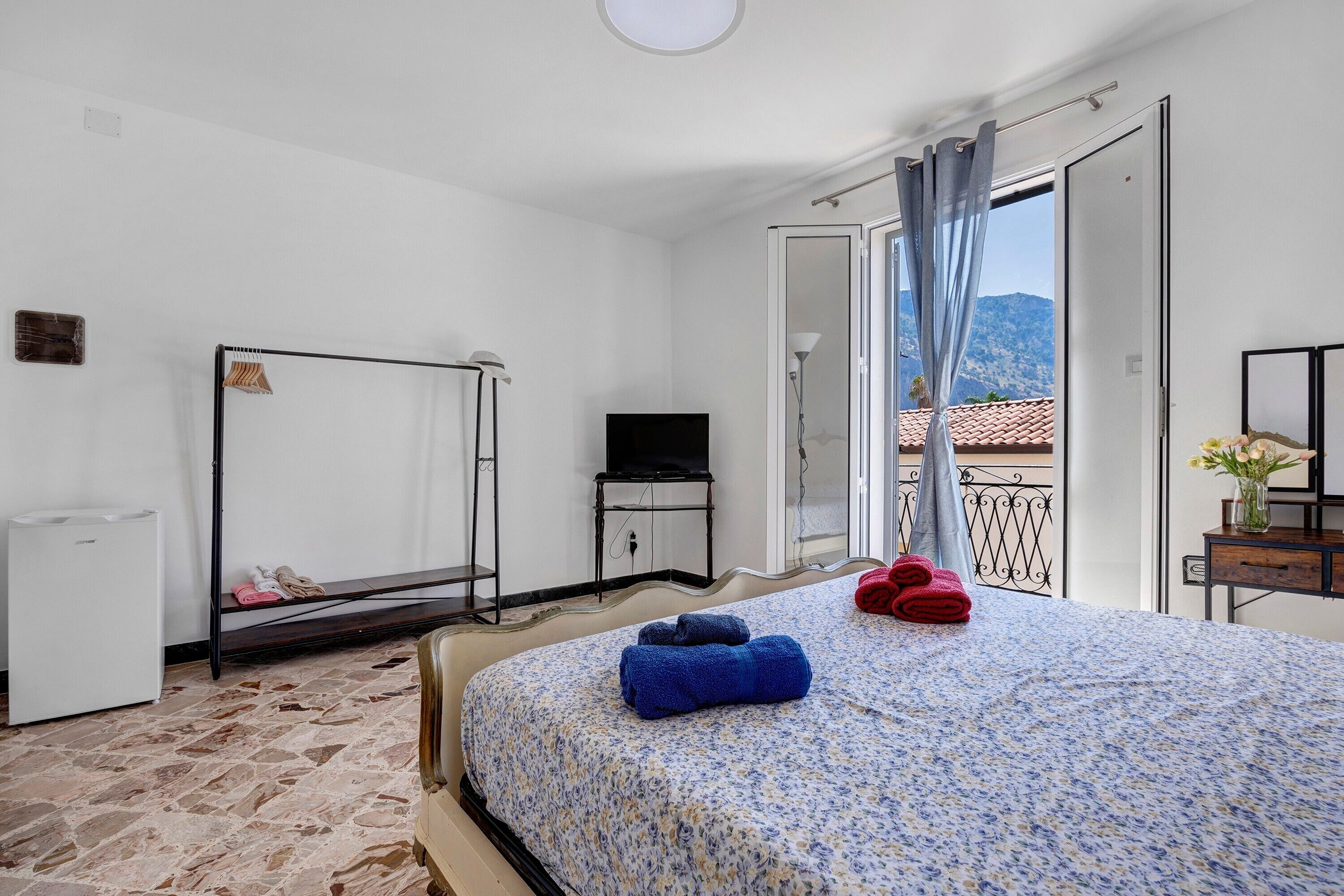 Tabla de planchar con plancha, wifi, ropa de cama