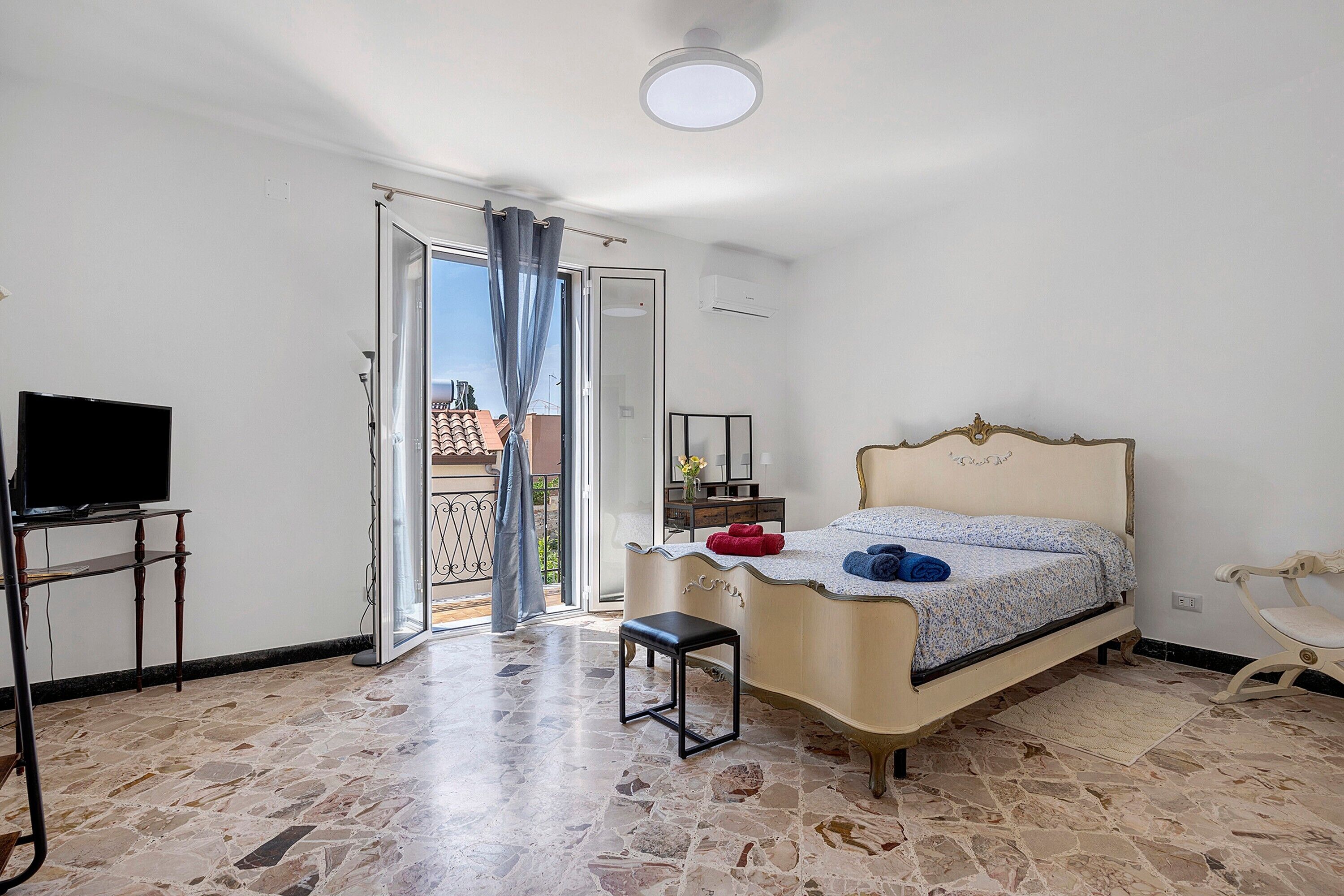 Tabla de planchar con plancha, wifi, ropa de cama