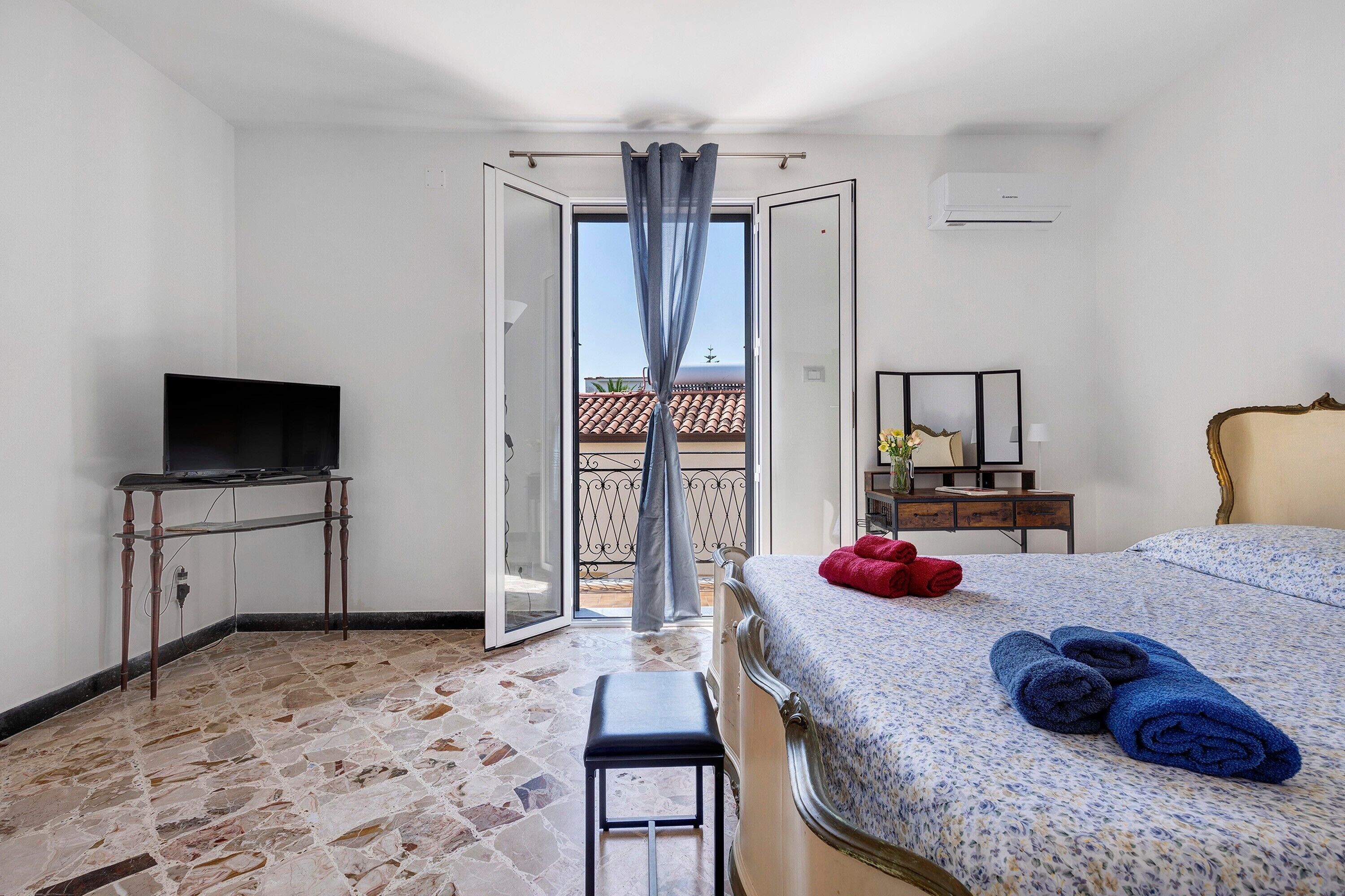 Tabla de planchar con plancha, wifi, ropa de cama