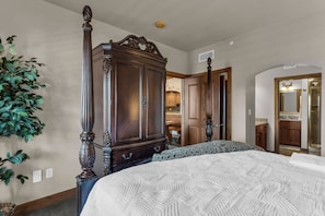 Quarto com cama de dossel, um guarda-roupa espaçoso e um vaso com planta.