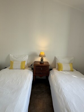 Tabla de planchar con plancha, wifi y ropa de cama