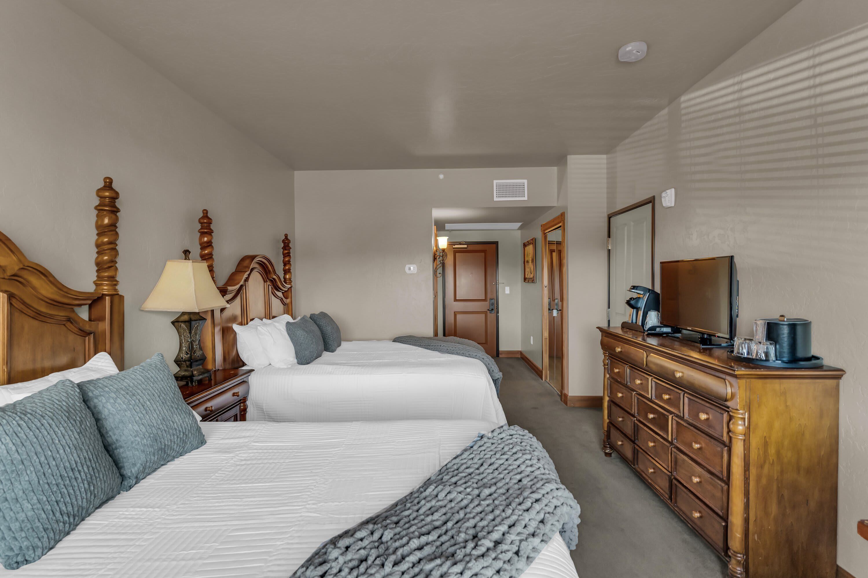 Studio, 2 Queen Beds, Mountain View (Zermatt Lodge) | 1 bedroom, individually decorated, individually furnished