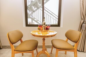 Kahden hengen standard-huone, parveke, näköala pihalle | Ruokailu