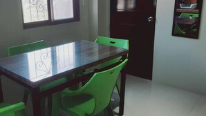 Căn hộ, 2 phòng ngủ, hút thuốc, sân hiên | Phòng ăn