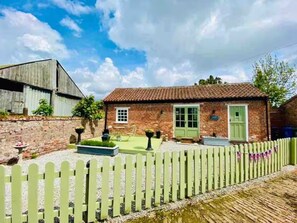 Exterior - Beautiful Country annexe set within the historic Priory grounds (Freiston BOSTON LINCS)