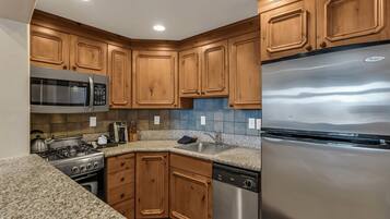 Condo, 1 King Bed with Sofa bed, Mountain View (Zermatt Suite) | Private kitchen