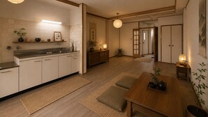 Uma cozinha moderna com bancada de madeira, pia e área de refeições com mesa e cadeiras.