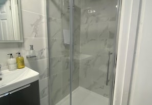 Shower - Studio, Sleeps 2 Near Northern Line Edgware St (Edgware)